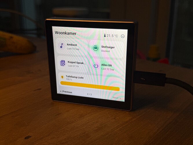 Guition screen on the table